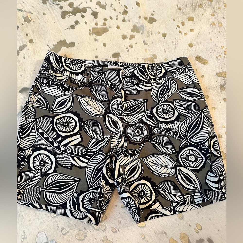 Black & White Floral Leaf Stretch Women's Shorts